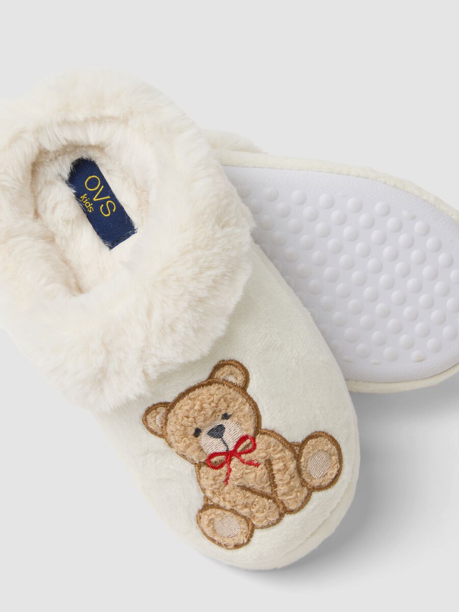 White slippers with embroidered teddy bear for girls_2