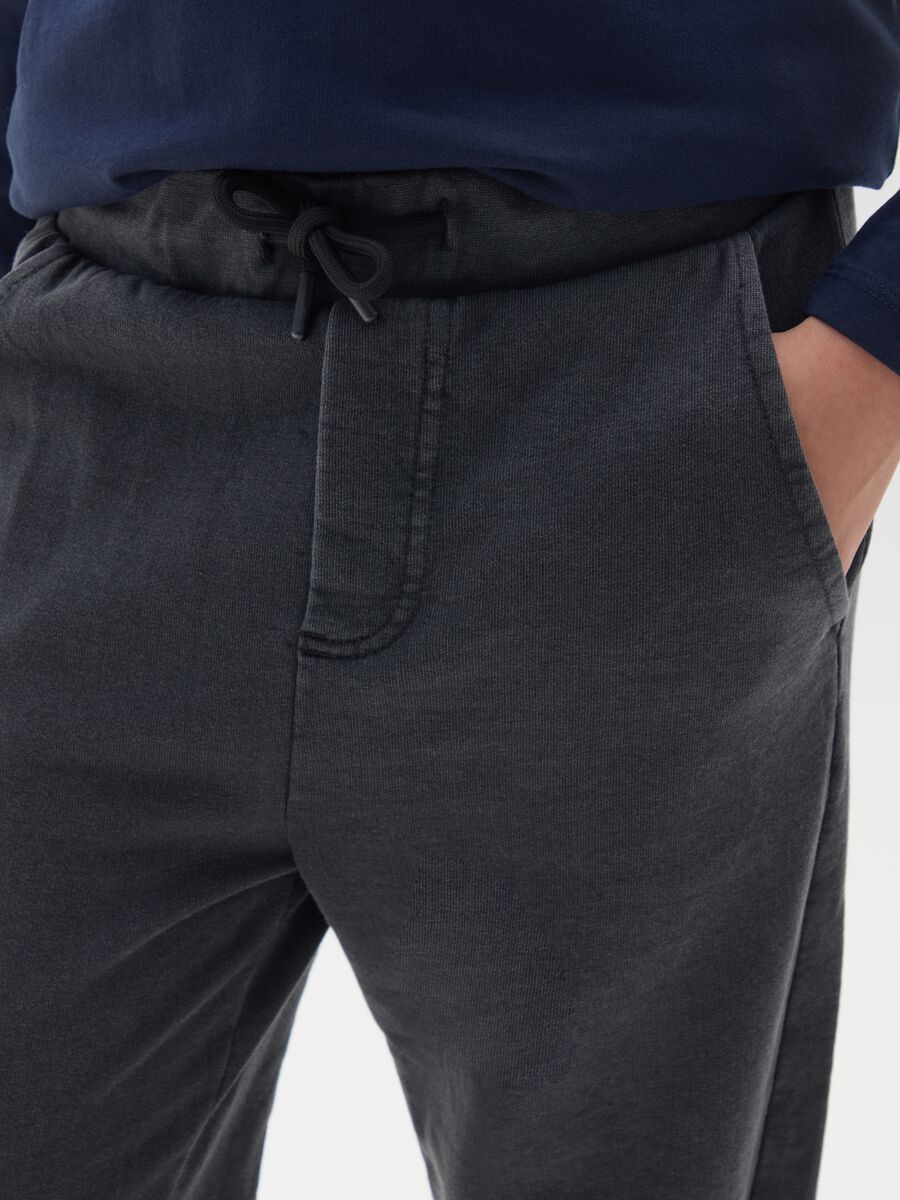 Boys' black cotton blend jogger trousers in over fit_2