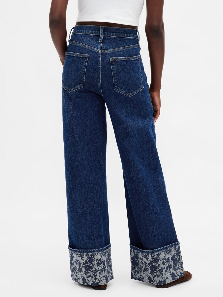Pantaloni larghi in denim con risvolto floreale_2