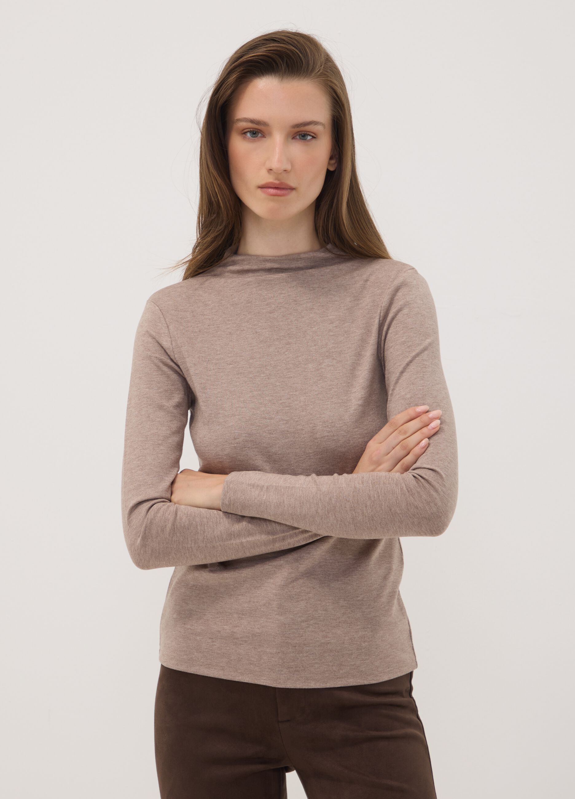 T-shirt beige in viscosa elasticizzata con girocollo