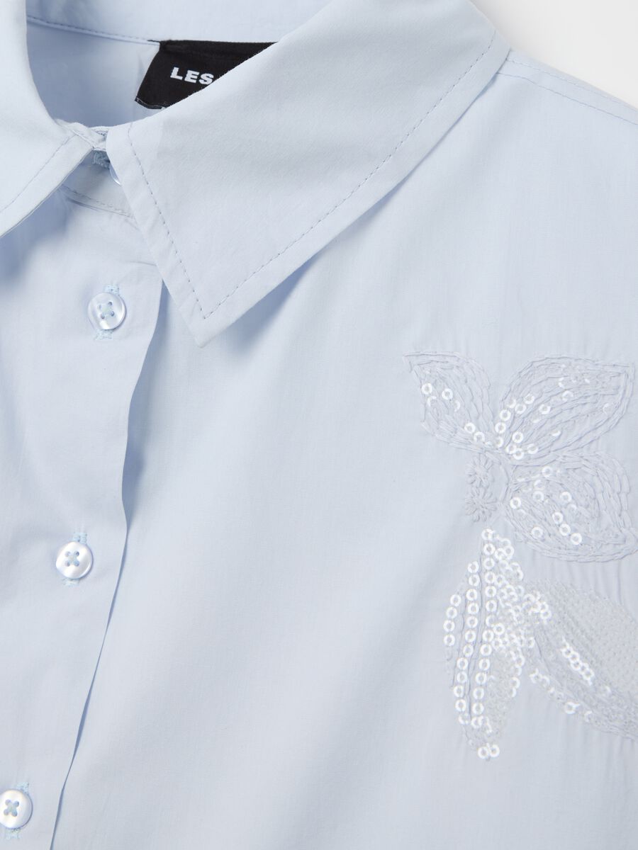 Camicia cropped con ricami floreali azzurro chiaro_1