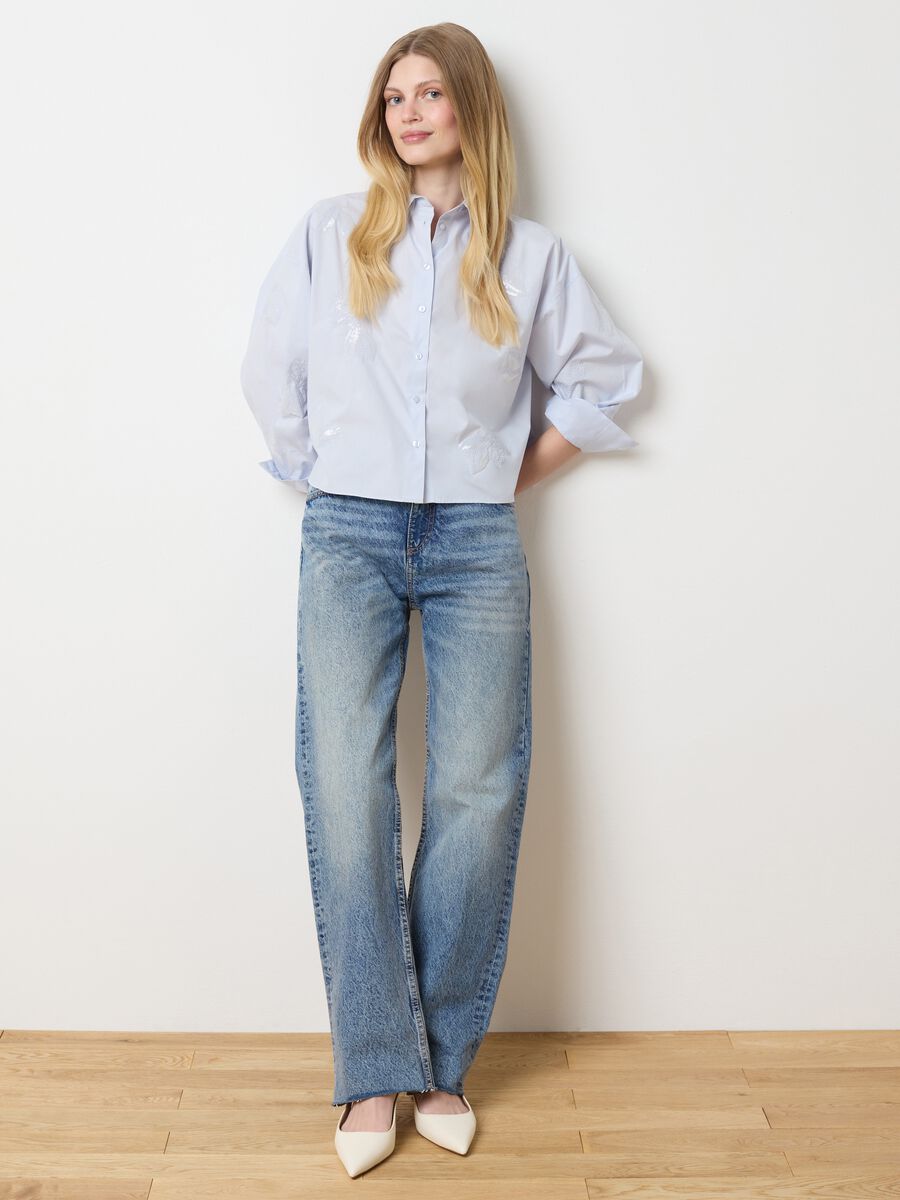 Light blue cropped shirt with floral embroidery_2