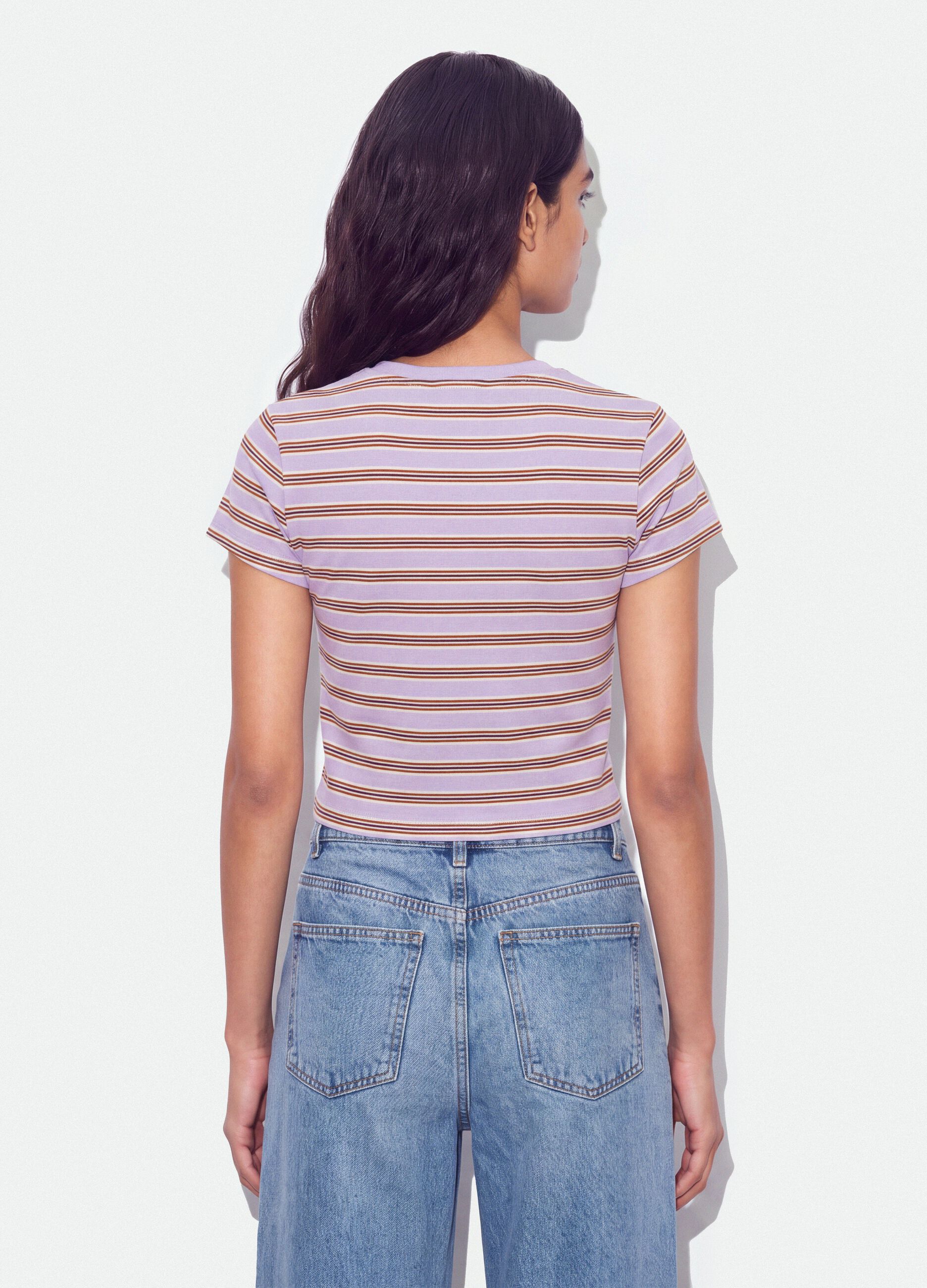 T-shirt crop viola in puro cotone a righe con stampa
