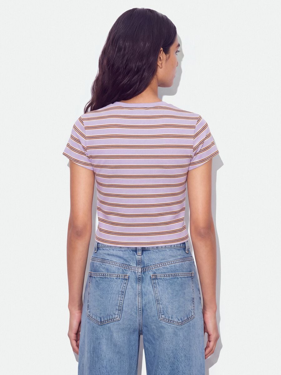 T-shirt crop viola in puro cotone a righe con stampa_2