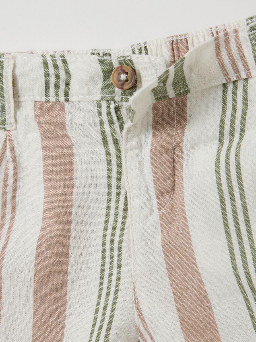 Newborn set with printed t-shirt and striped shorts_2