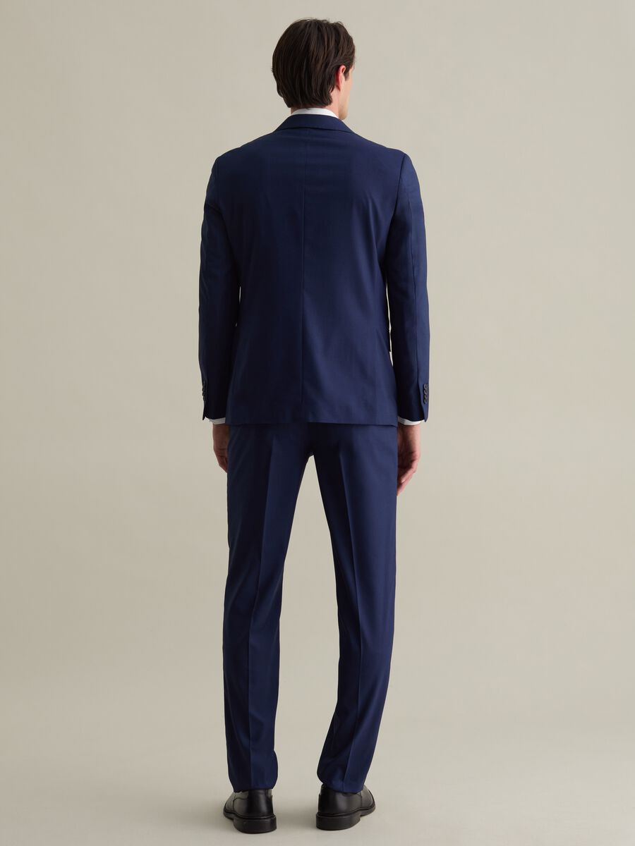 Outfit with micro patterned weave_3