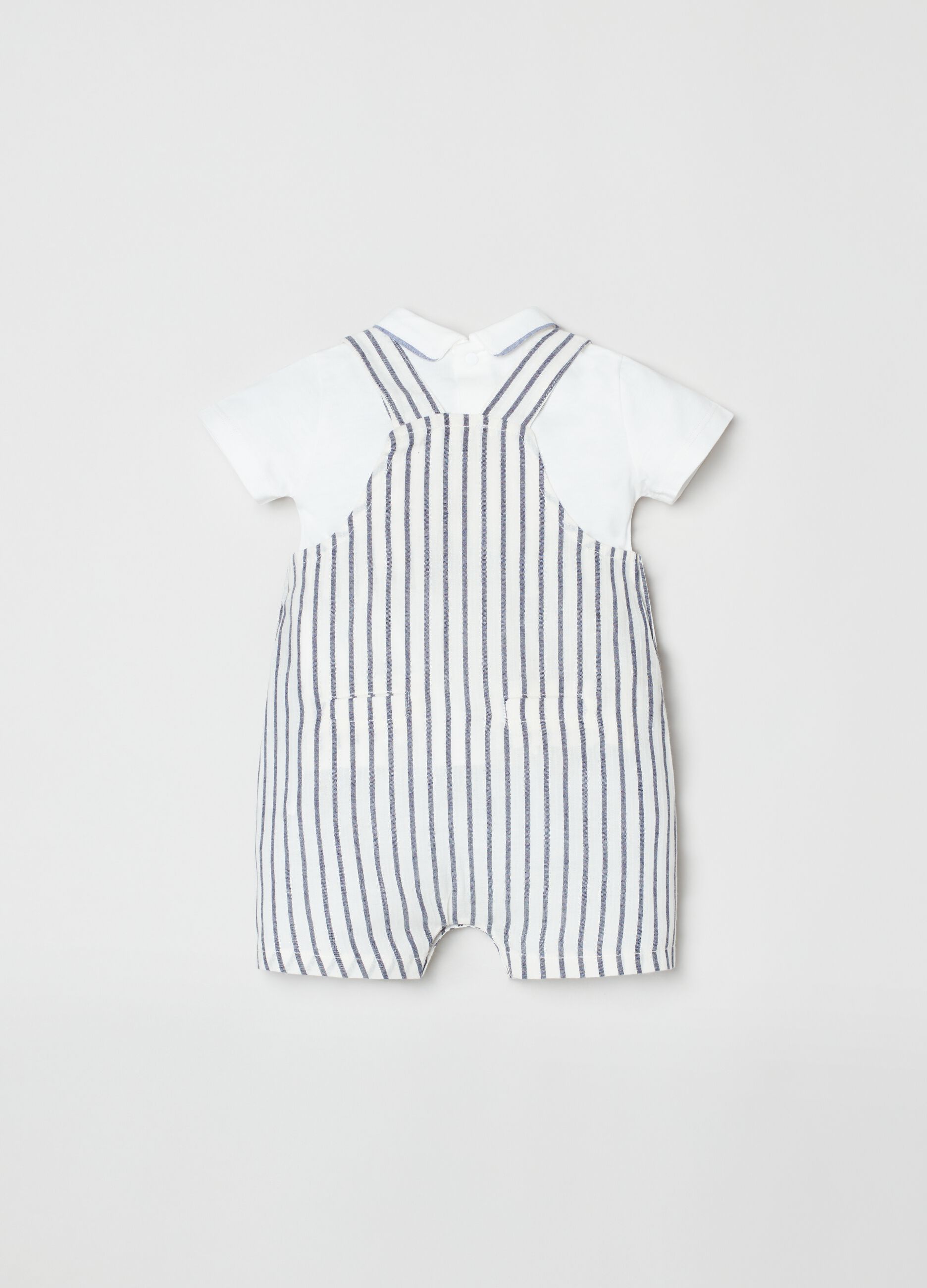 Set t-shirt e salopette con fantasia a righe_1