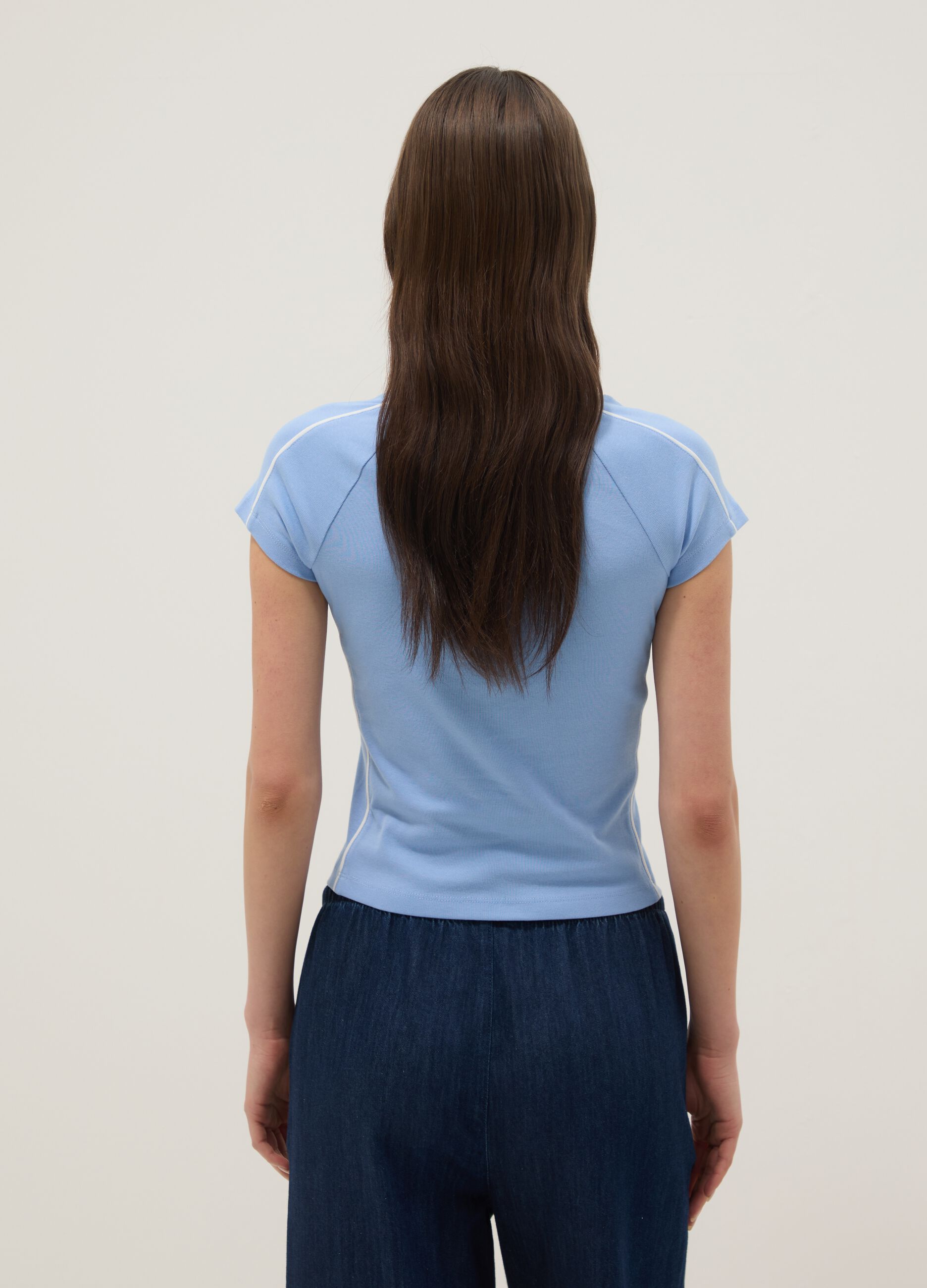 T-shirt in puro cotone azzurra slim fit con collo a V e stampa