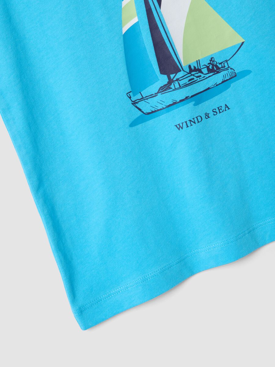 Canotta azzurra in puro cotone da bambino con stampa barca a vela_2