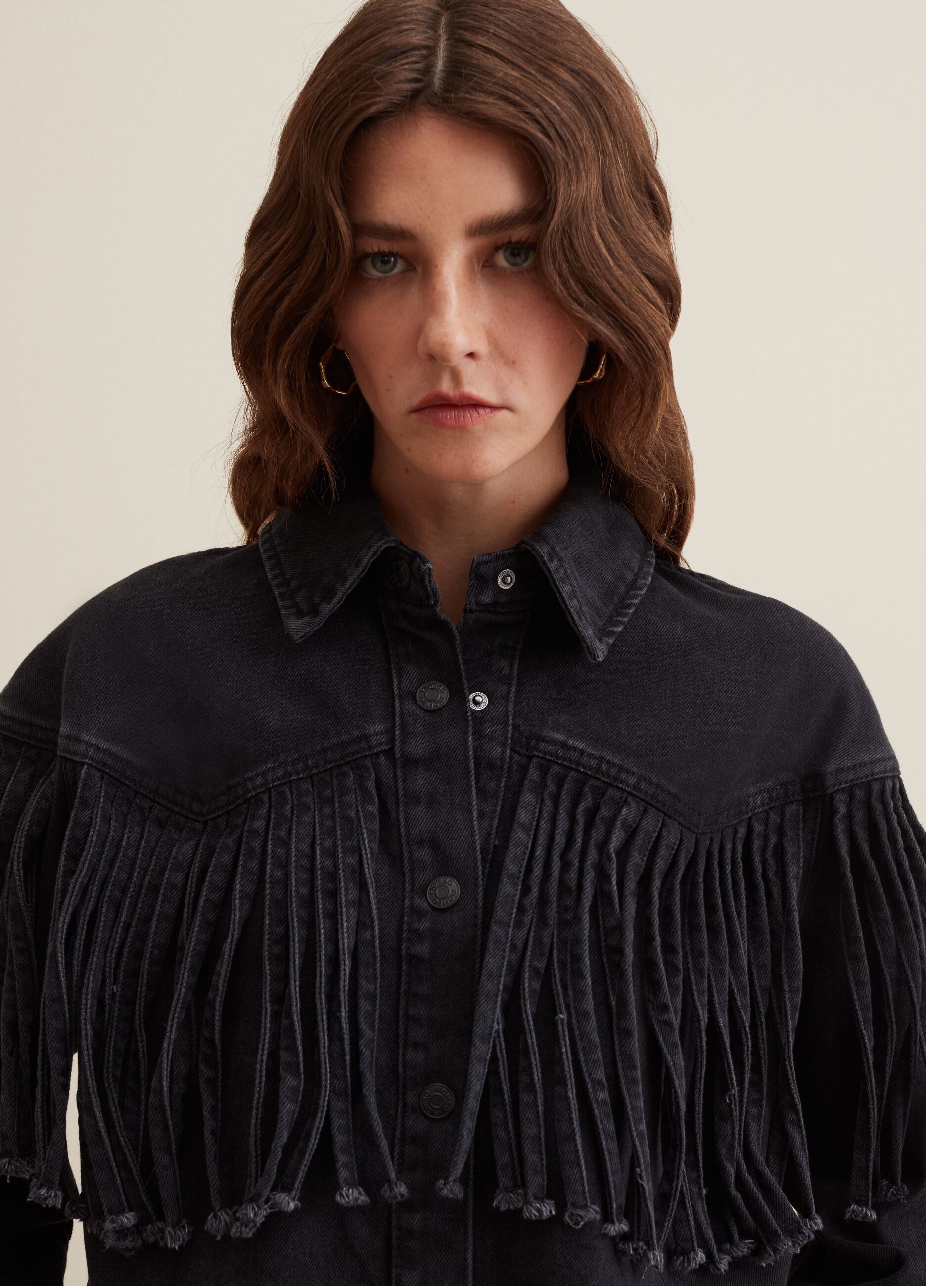 Giacca corta in denim con frange_1