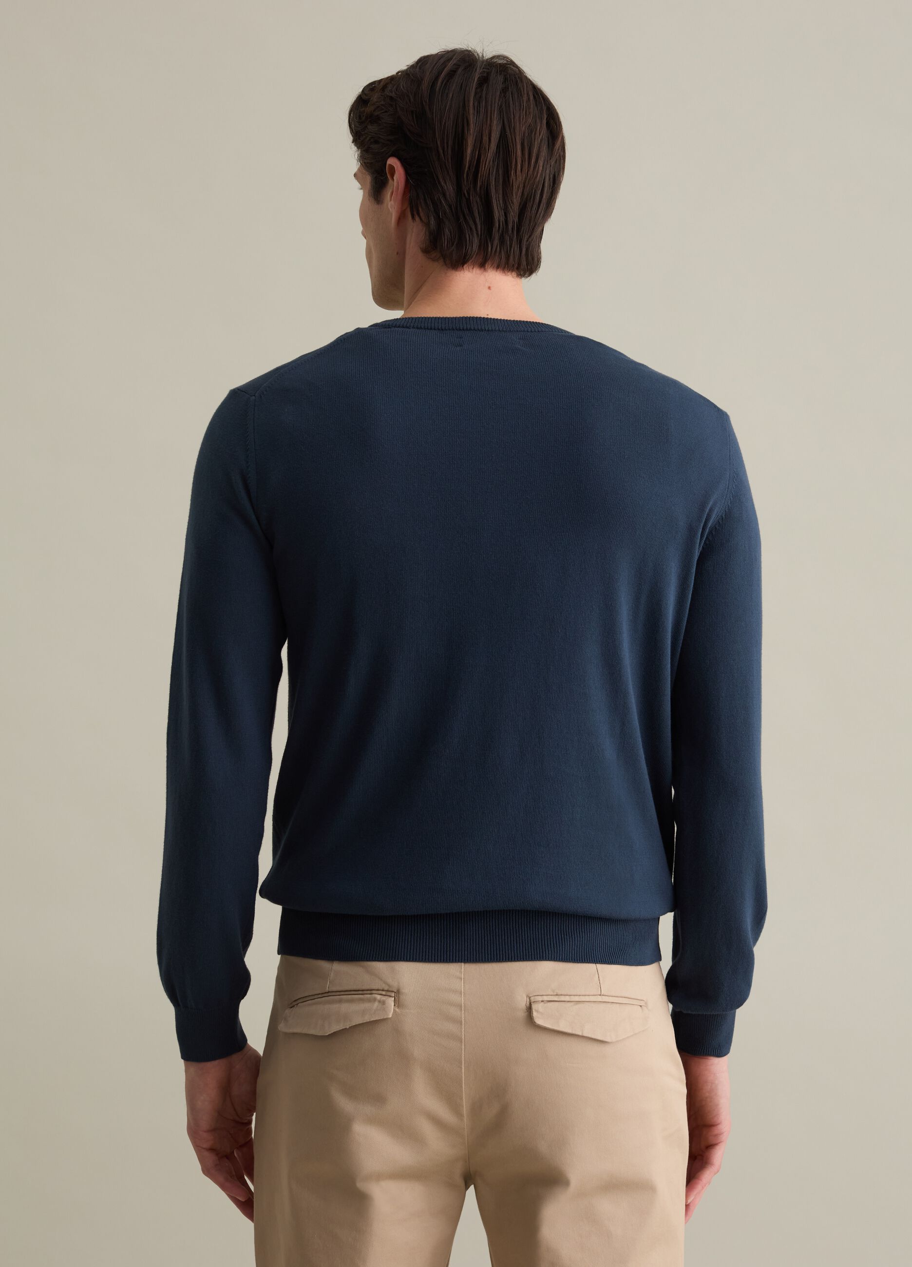 Solid colour pullover with round neck