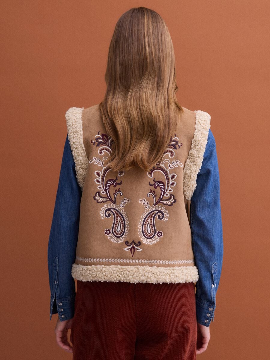 Gilet marrone con ricami e bordi effetto shearling regular fit_3