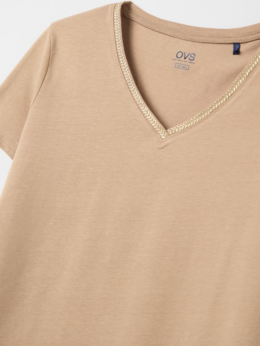 T-shirt with V neck and application_5