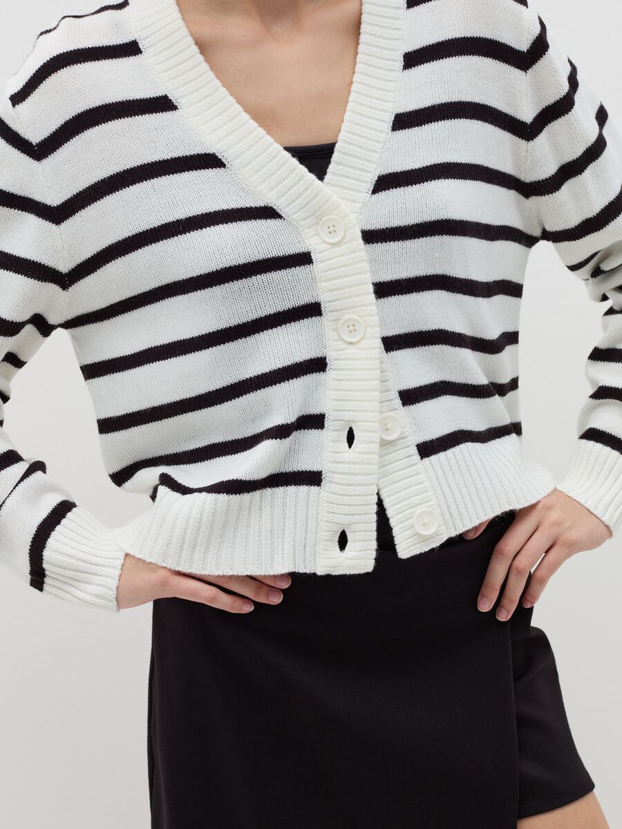 Cardigan fantasia a righe con scollo a V_2