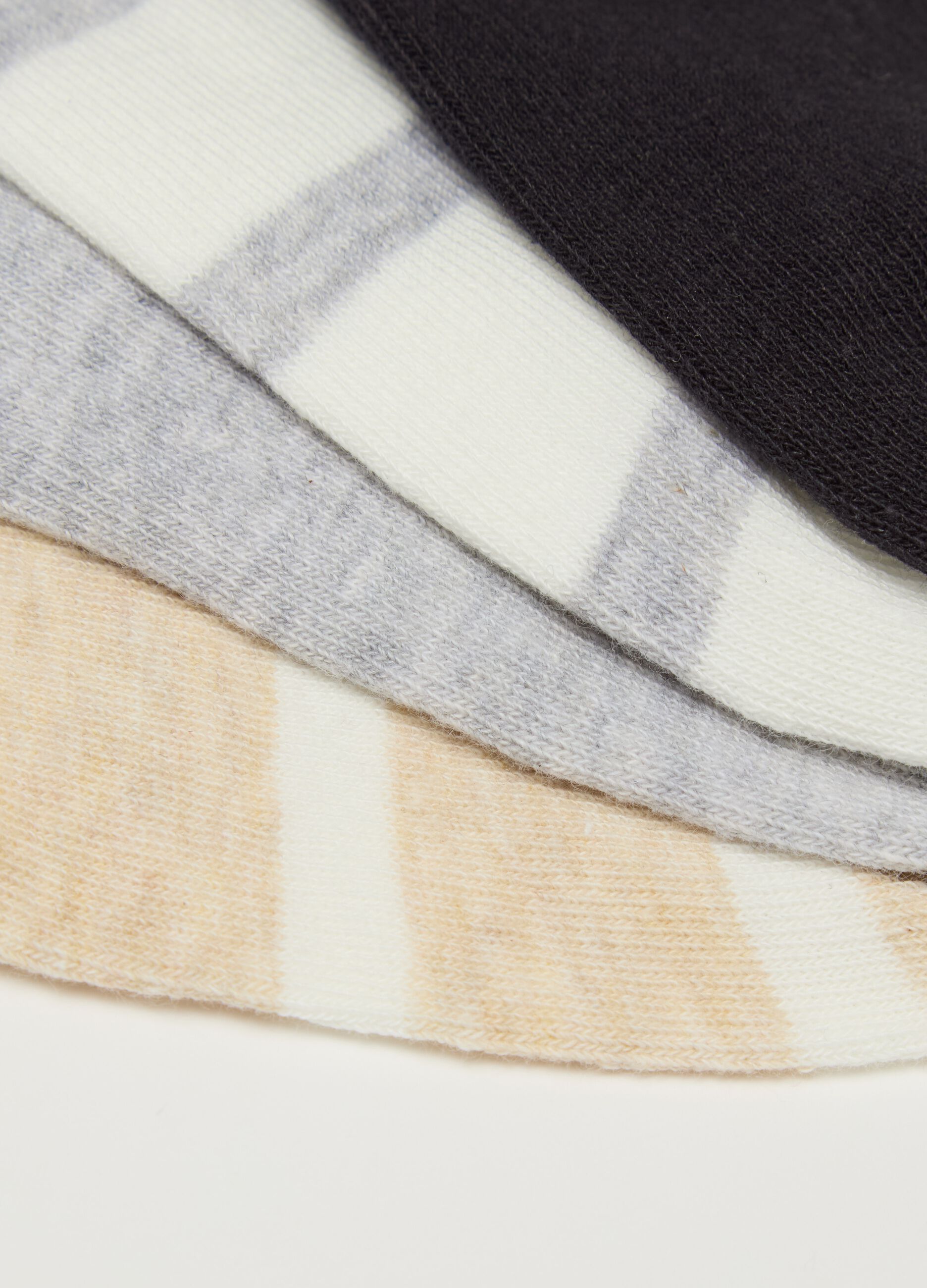 Multi-pack seven shoe liners with striped design and lurex