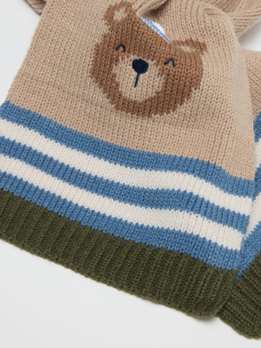Beige hat with blue and green bands_1