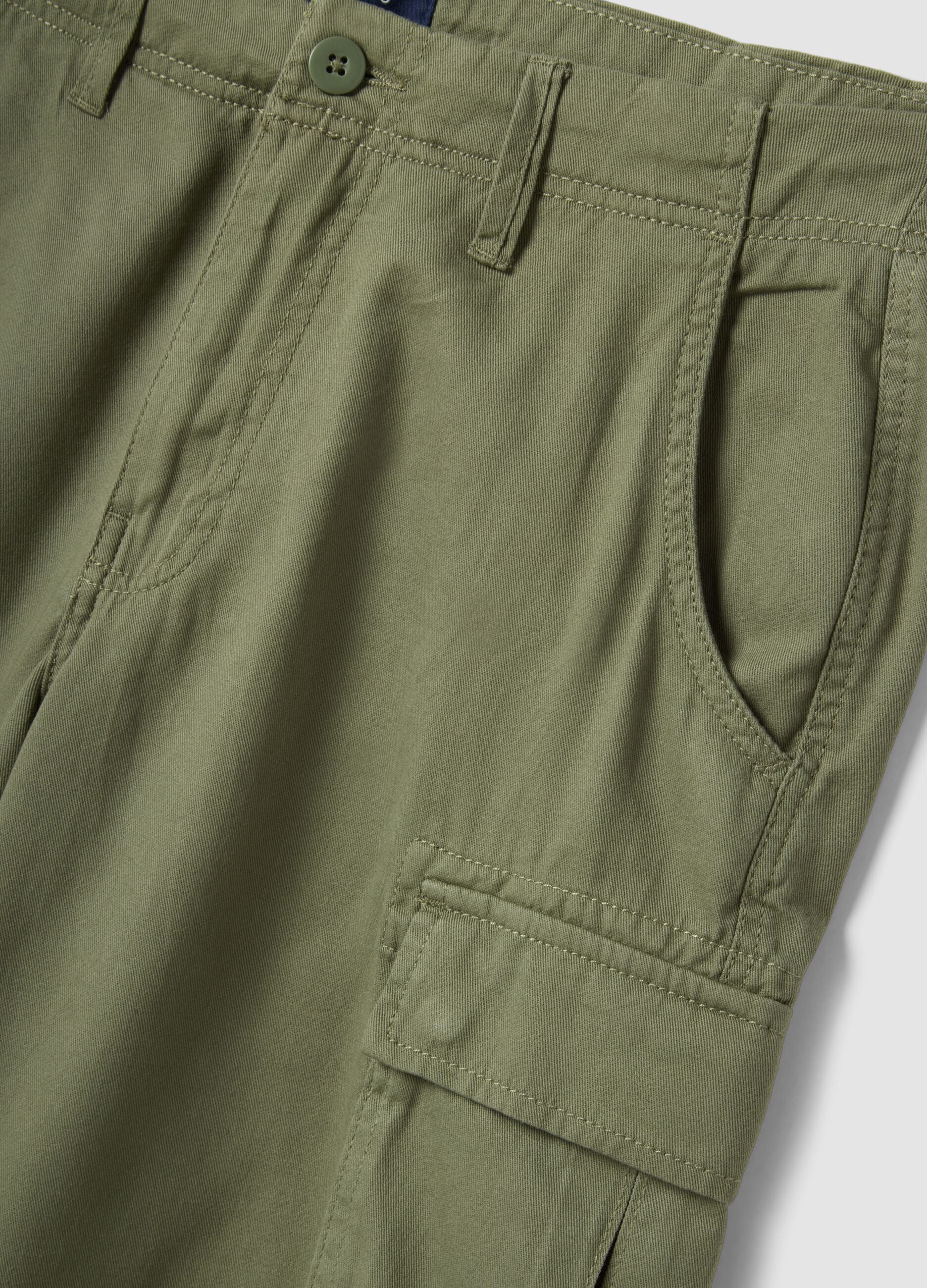 Green cotton cargo shorts in a regular fit