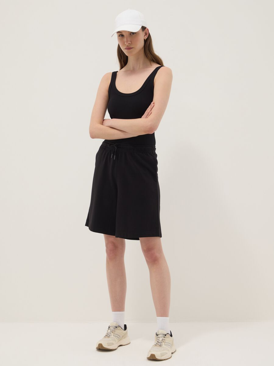 Body nero in cotone elasticizzato a costine con scollo ampio_2