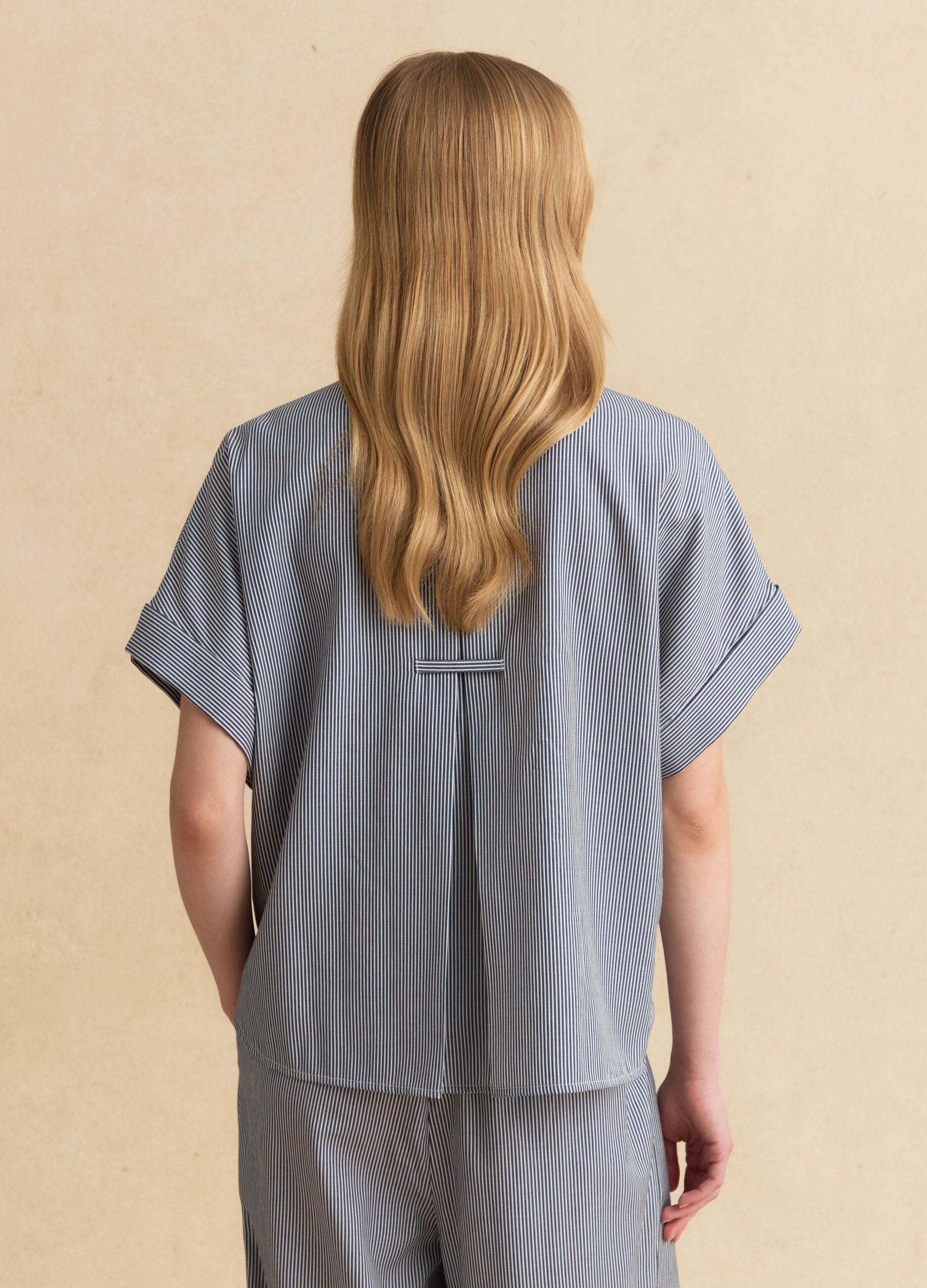 Camicia a righe bianche e blu a maniche corte regular fit con taschini