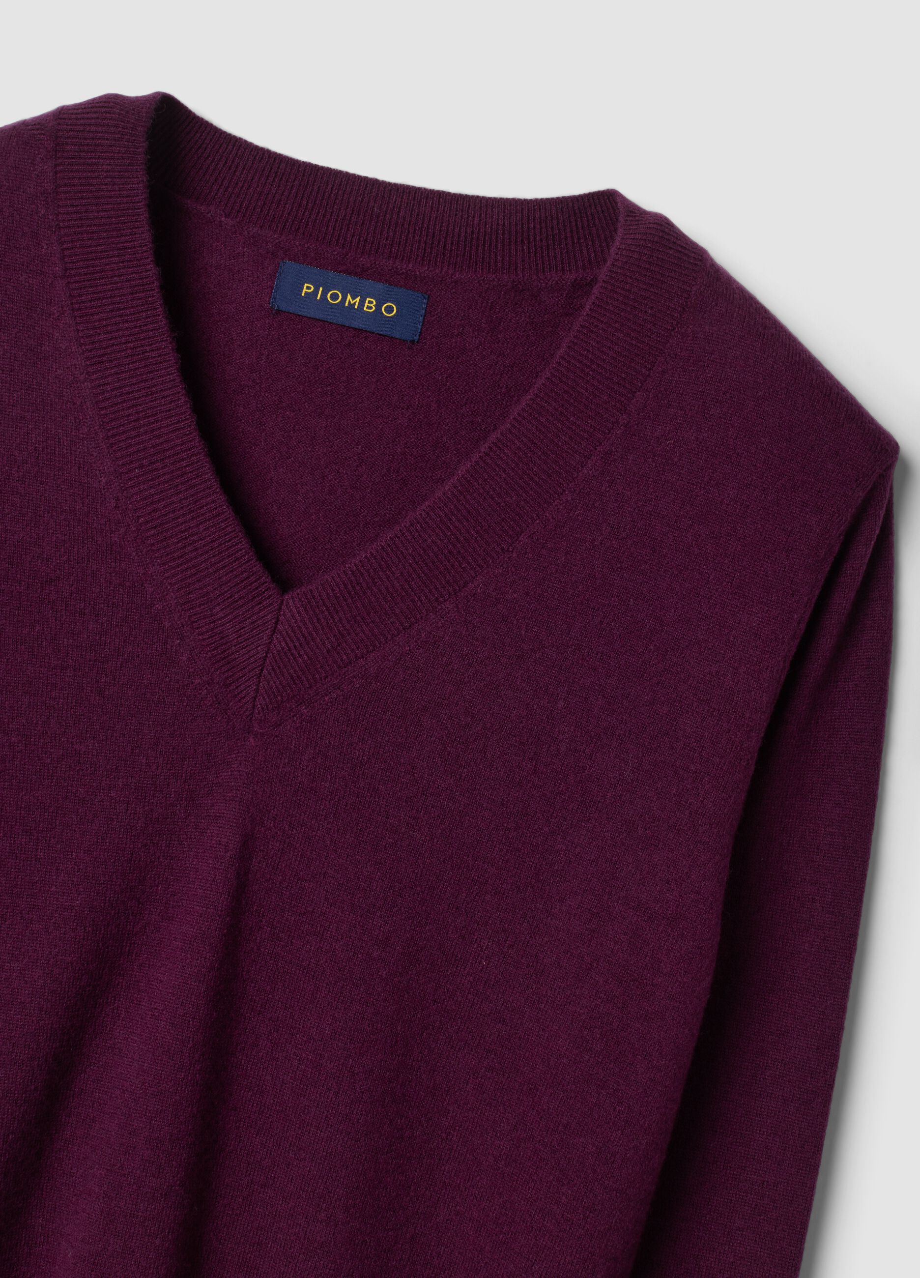 Maglia viola in pura lana con scollo profondo a V
