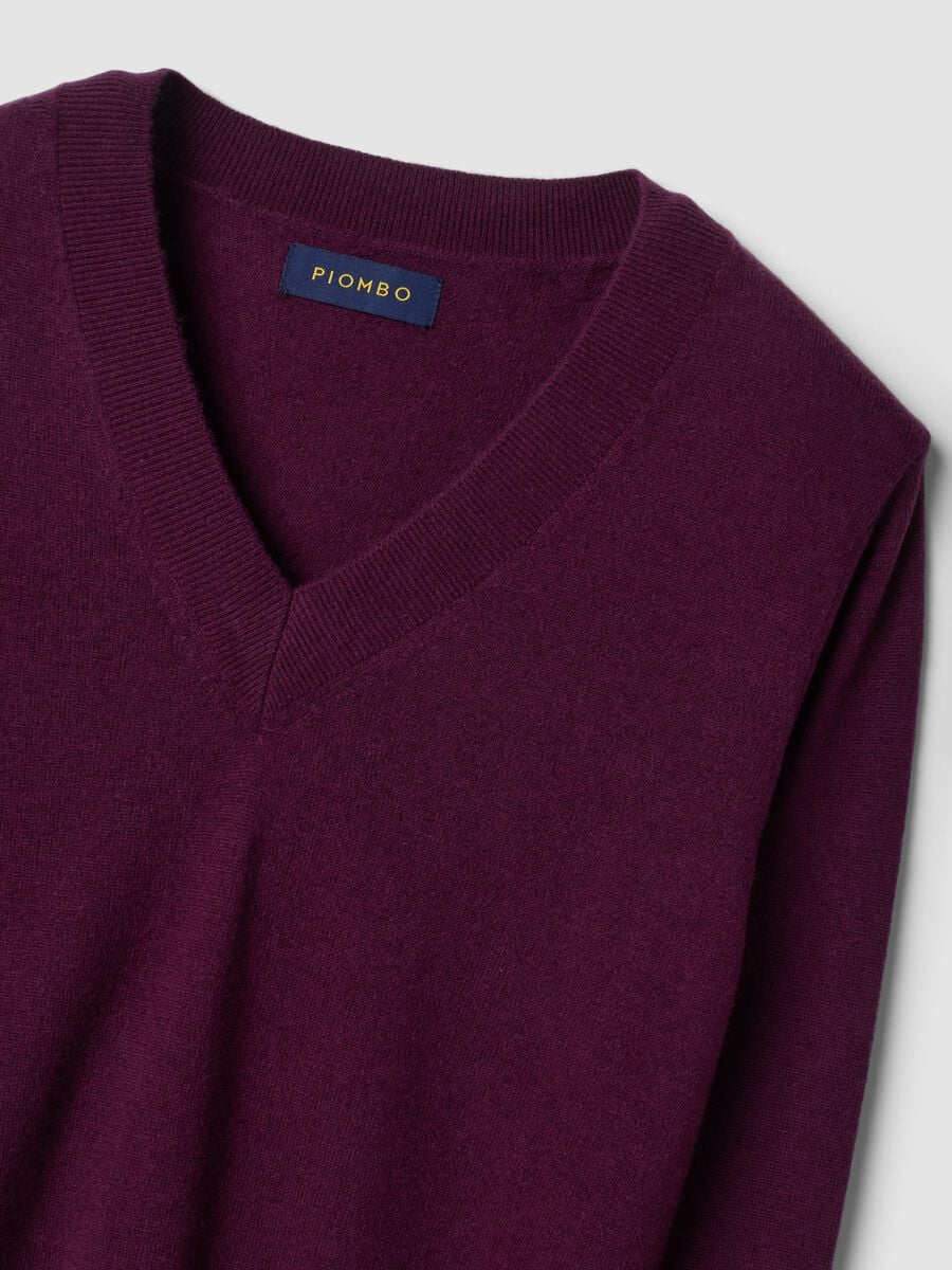 Maglia viola in pura lana con scollo profondo a V_1