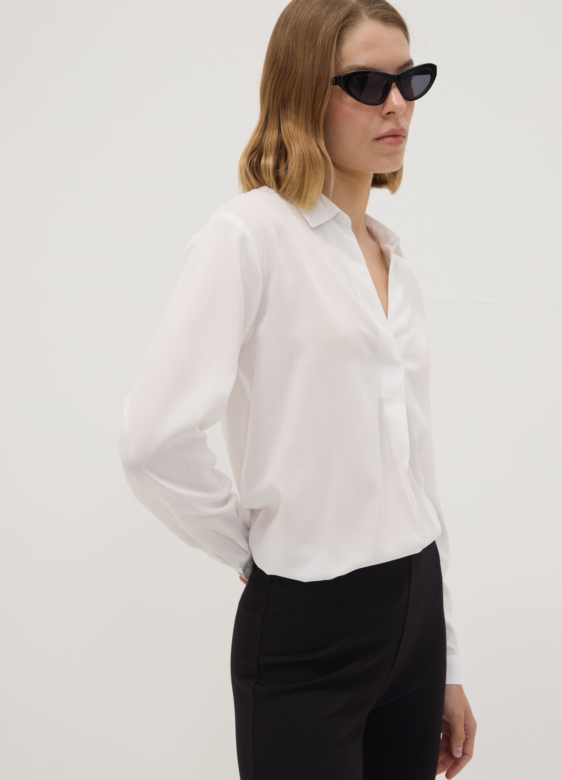 Camicia bianca in pura viscosa con colletto classico regular fit