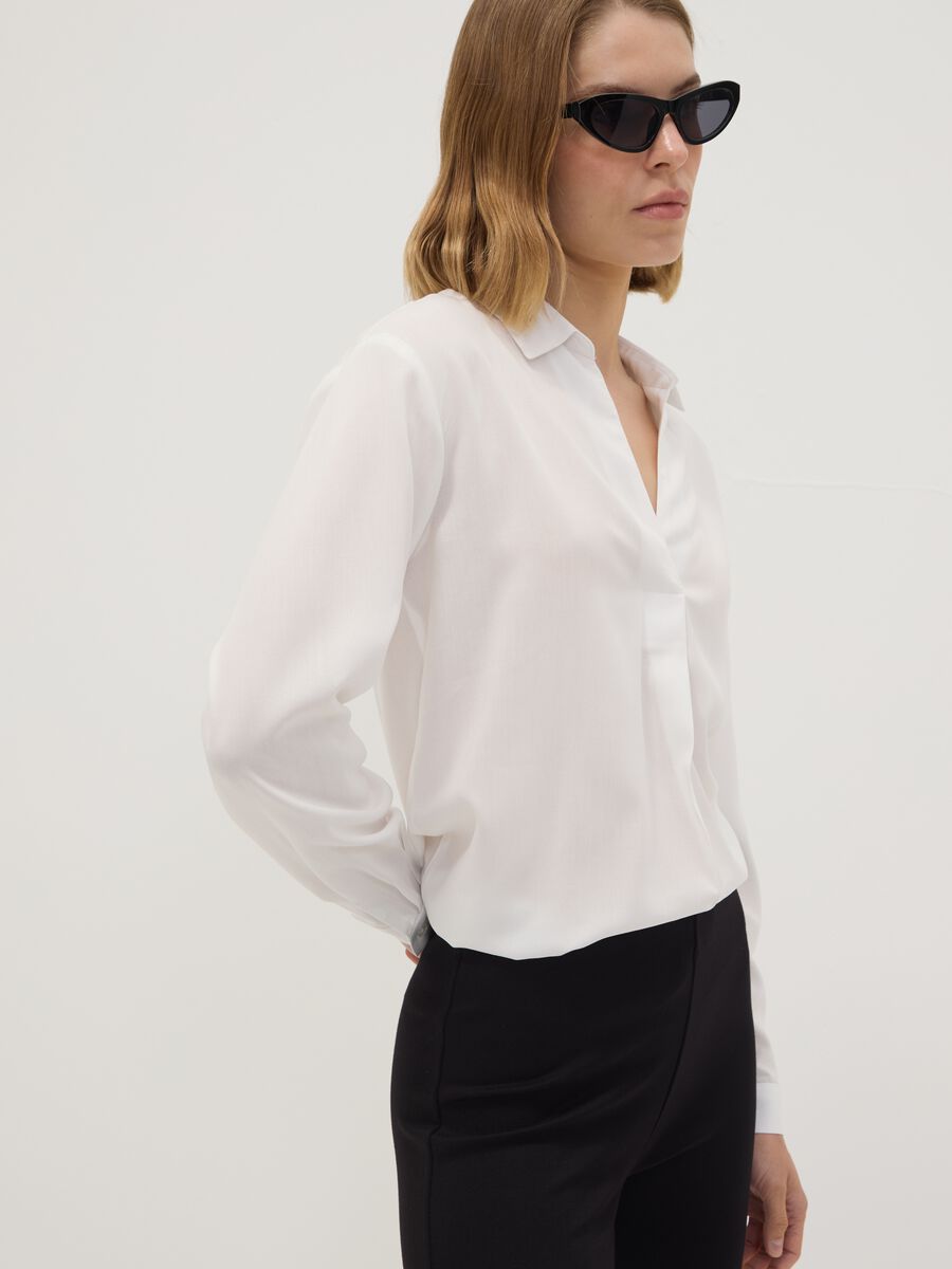 Camicia bianca in pura viscosa con colletto classico regular fit_0