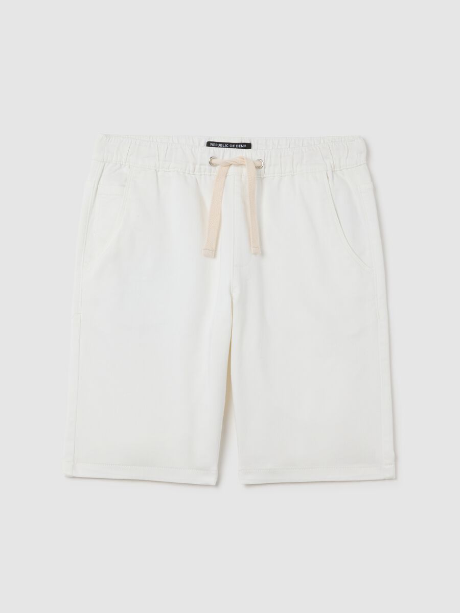 Men's white regular fit stretch cotton Bermuda shorts with drawstring waist_3