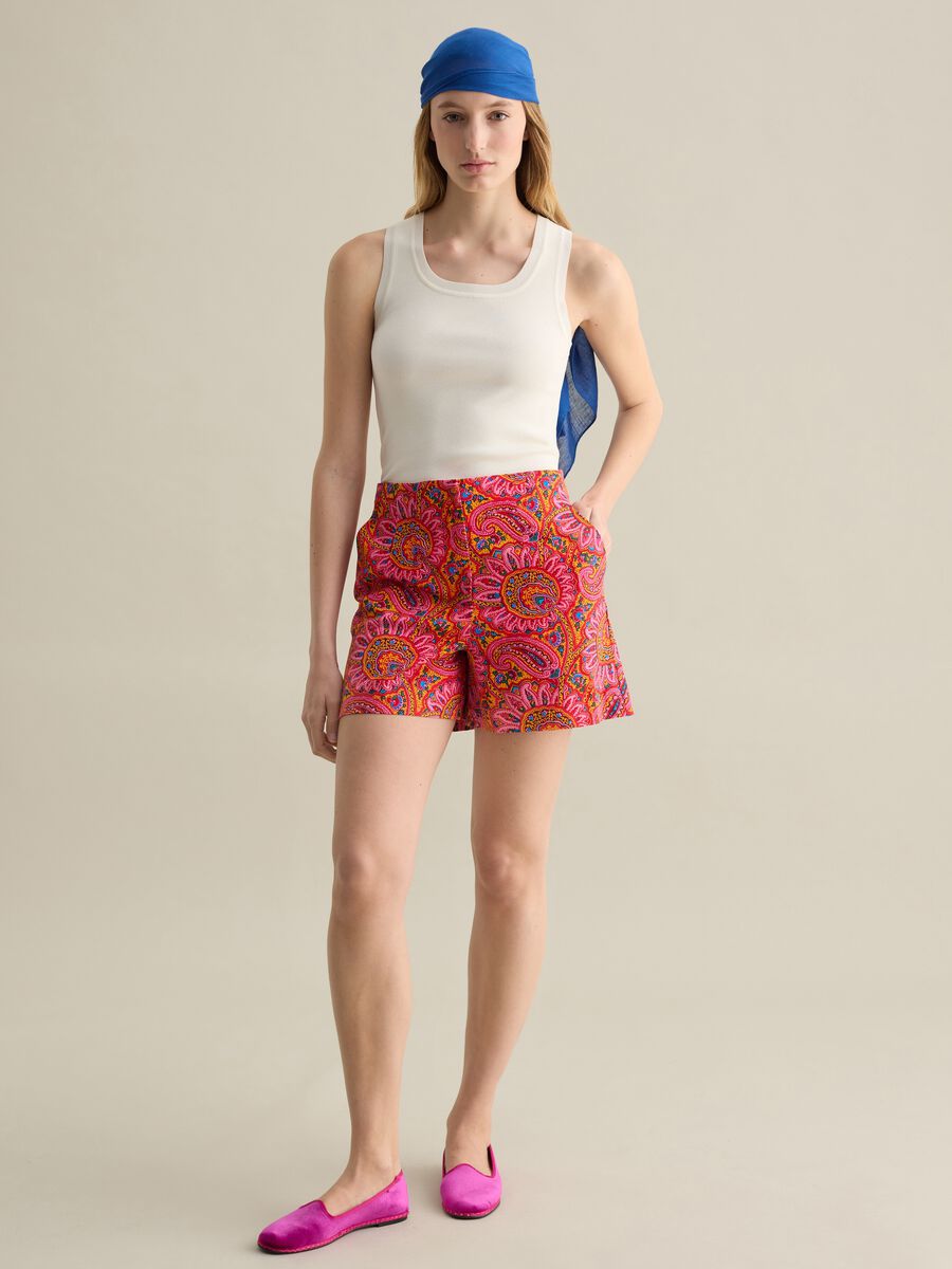 Pink and orange stretch cotton shorts with paisley print_0