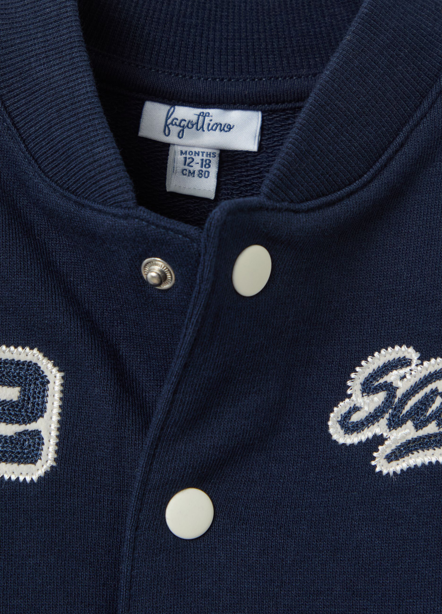 Felpa varsity con patch bouclé