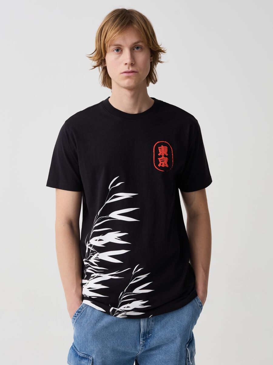 T-shirt with ideograms and foliage print_0