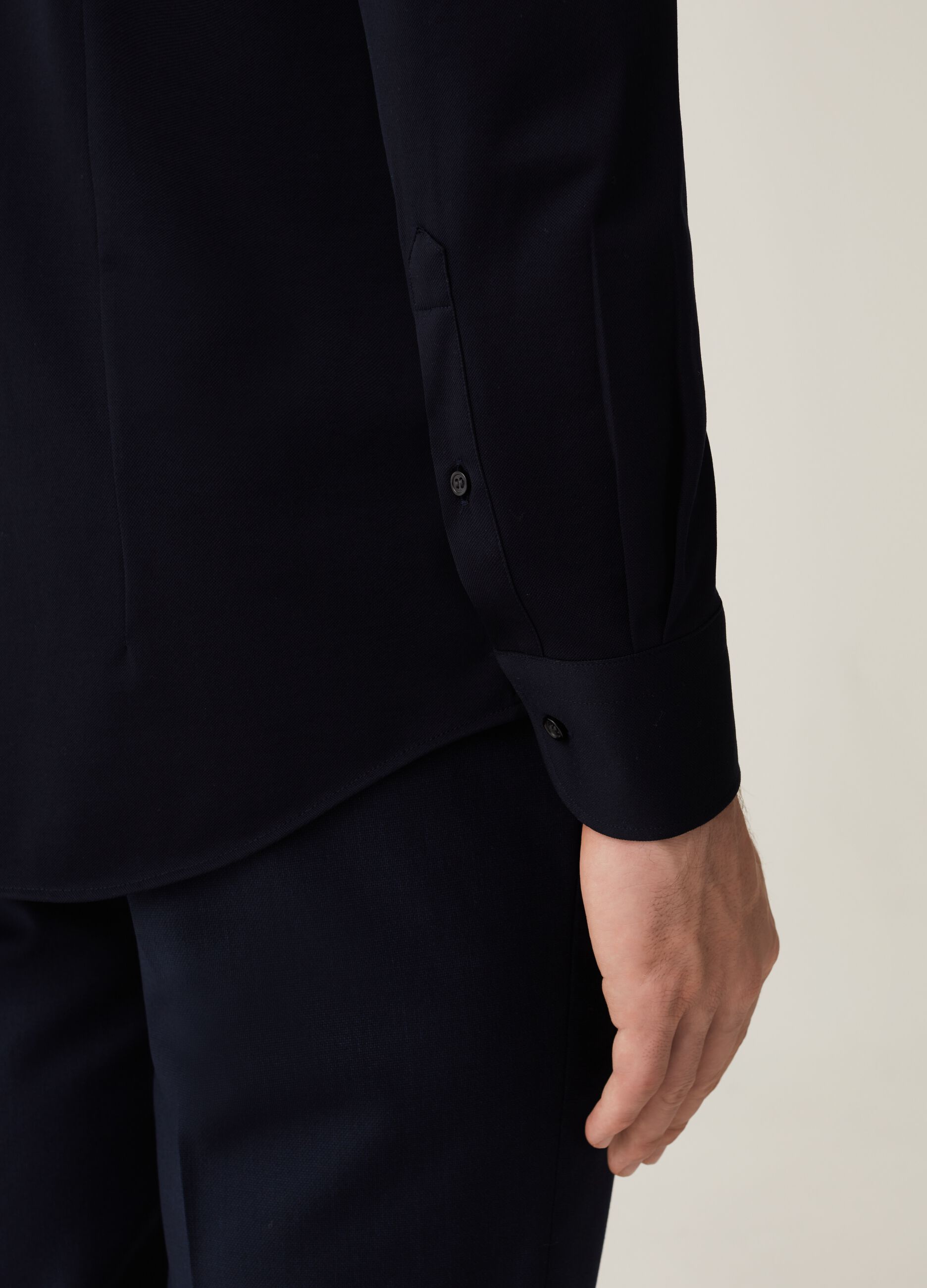 Travel shirt slim fit in maglia tinta unita_3