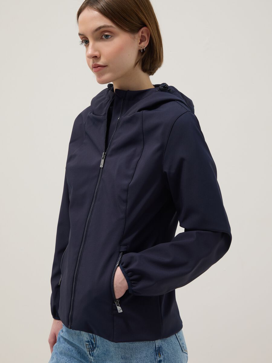 Giacca impermeabile blu regular fit con zip e cappuccio_0