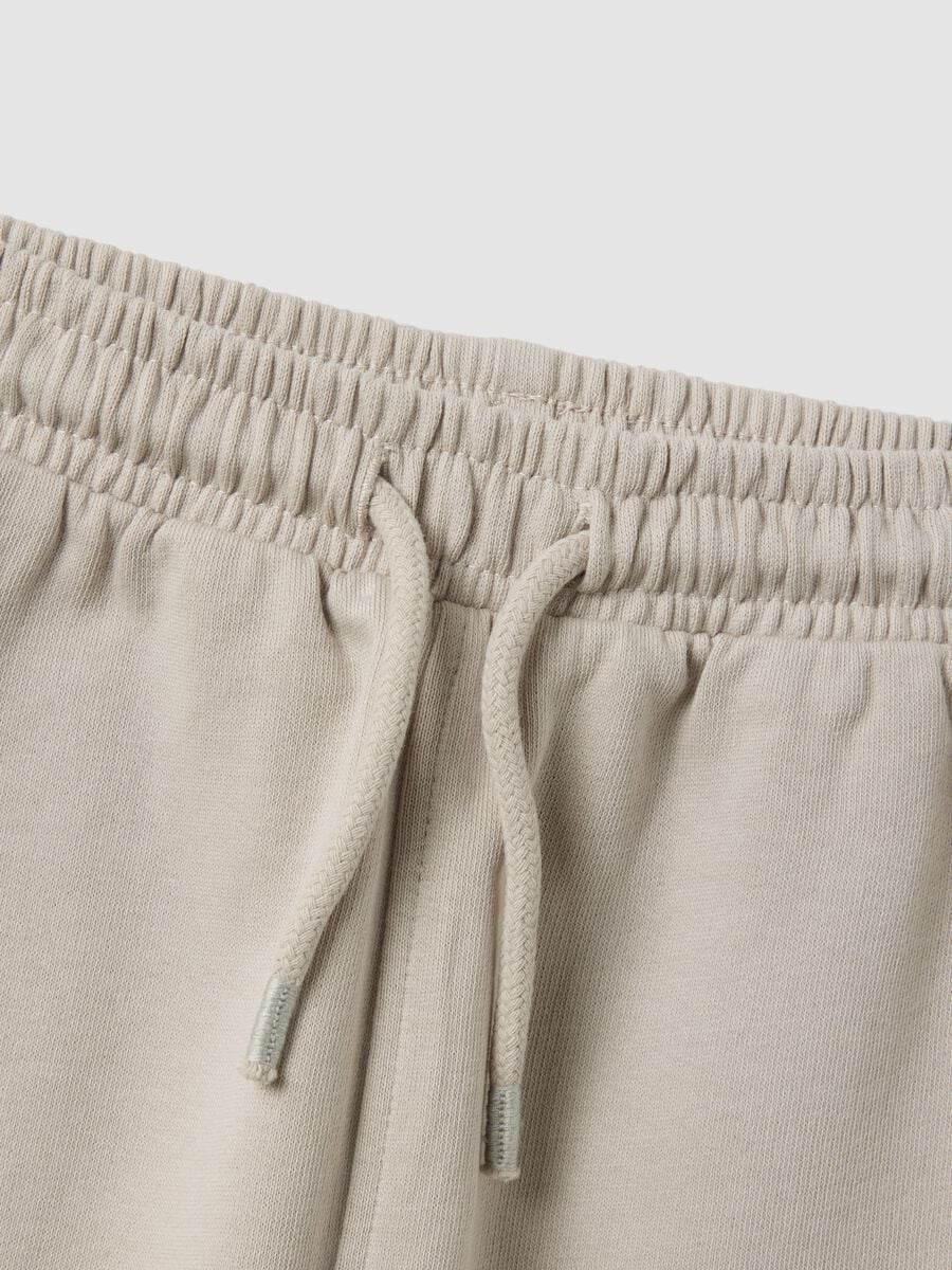 Pantaloni jogger grigi in puro cotone organico con coulisse per bimbo_3