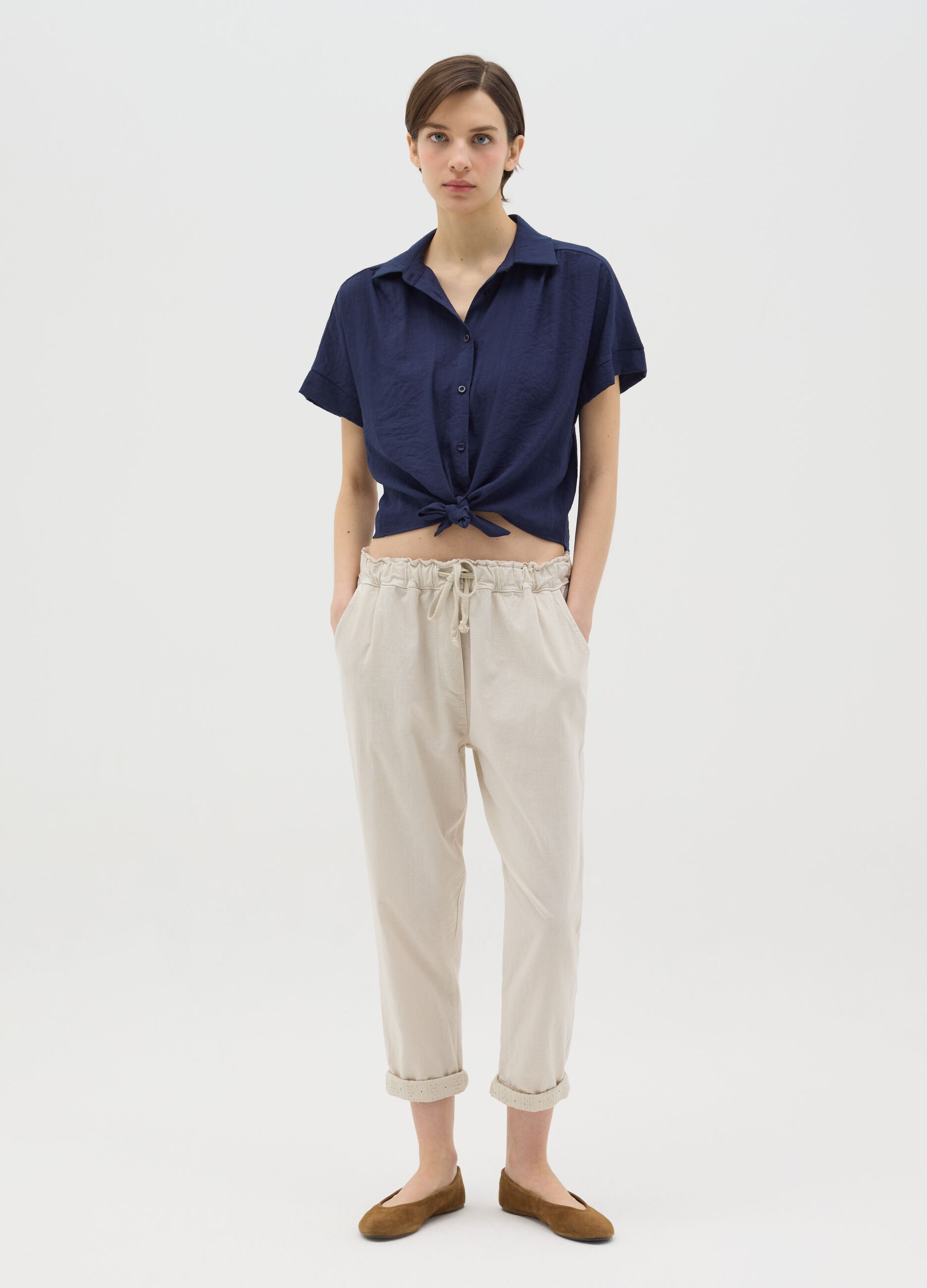 Camicia blu con nodo a maniche corte