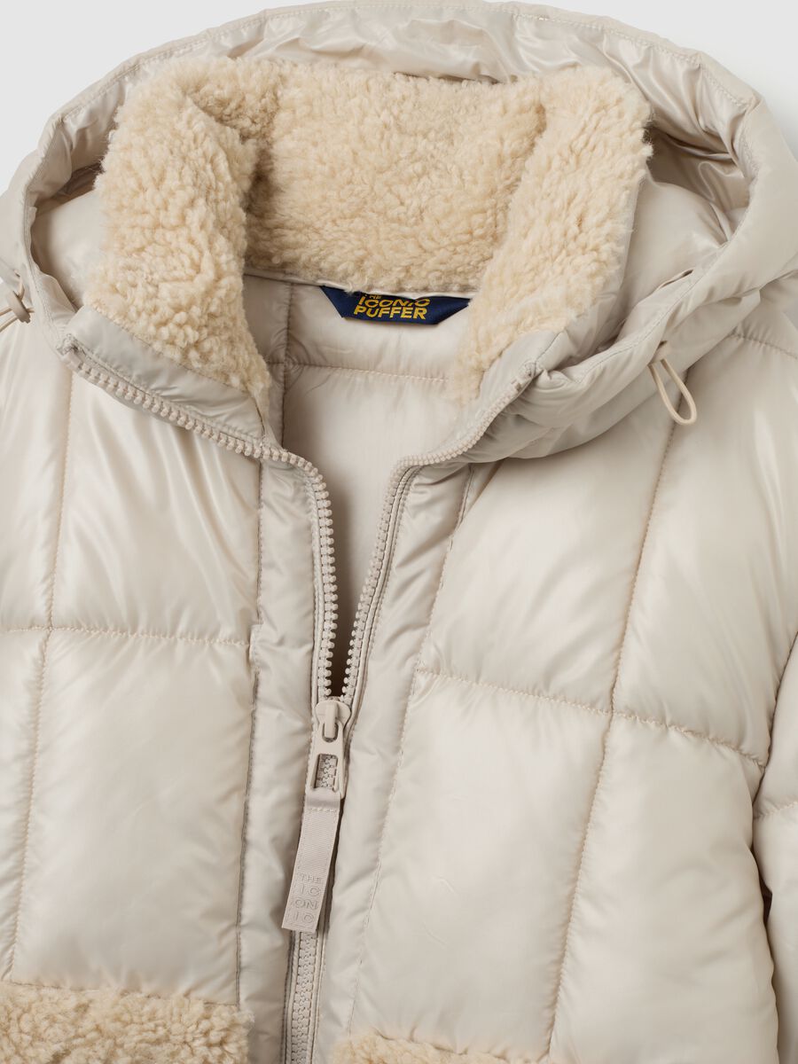 Piumino The Iconic Puffer beige chiaro con cappuccio e dettagli sherpa_5