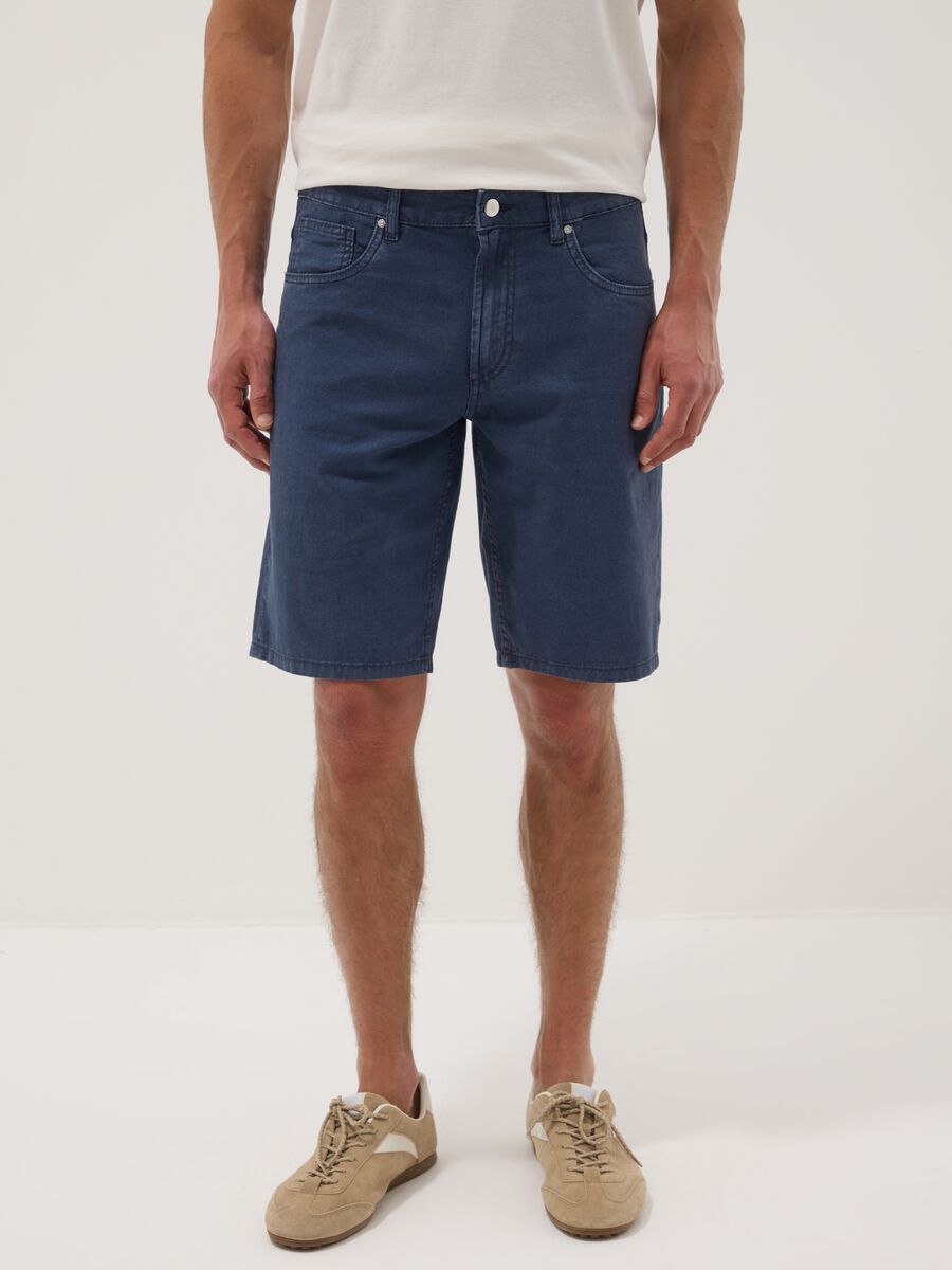 Blue linen-cotton blend five-pocket Bermuda shorts_1