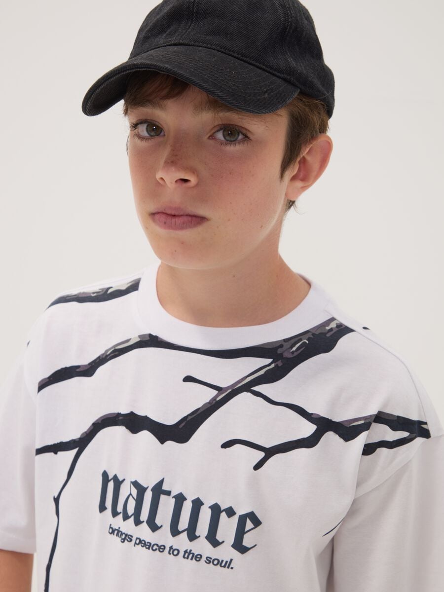 T-shirt bianca in puro cotone con scritta Nature per ragazzo_2