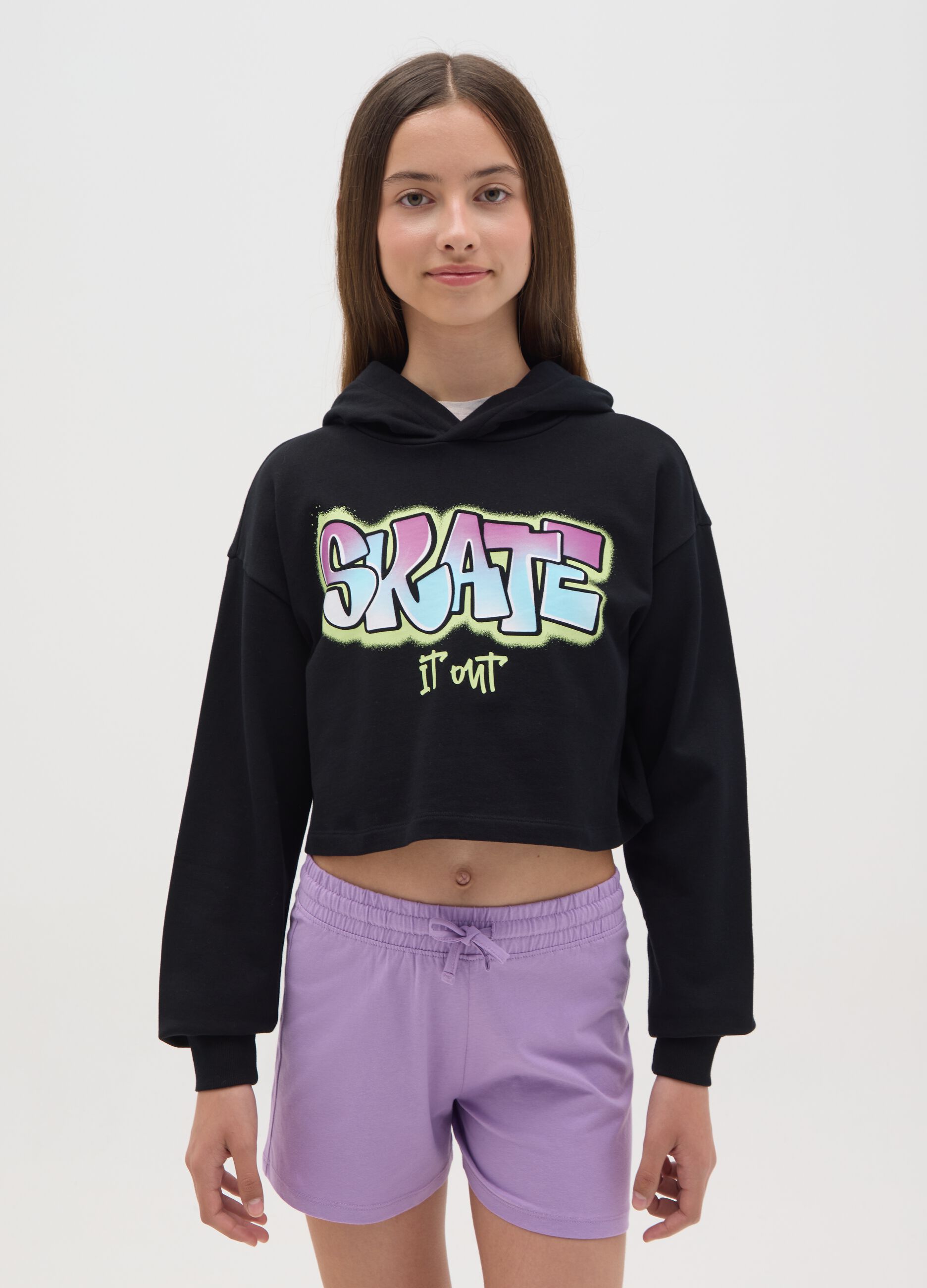 Felpa crop con cappuccio e stampa "Skate it out"