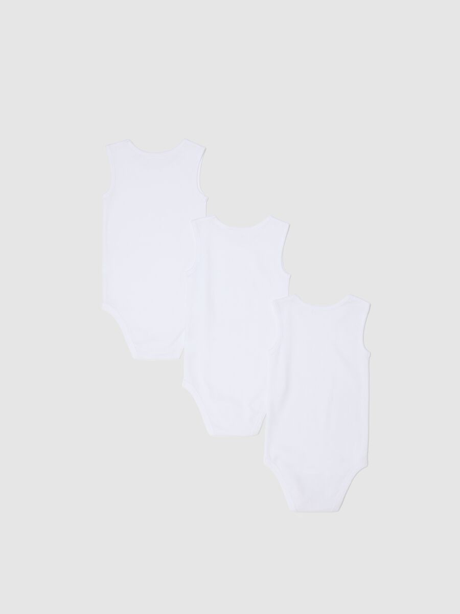 Three-pack white sleeveless bodysuits in organic cotton_1