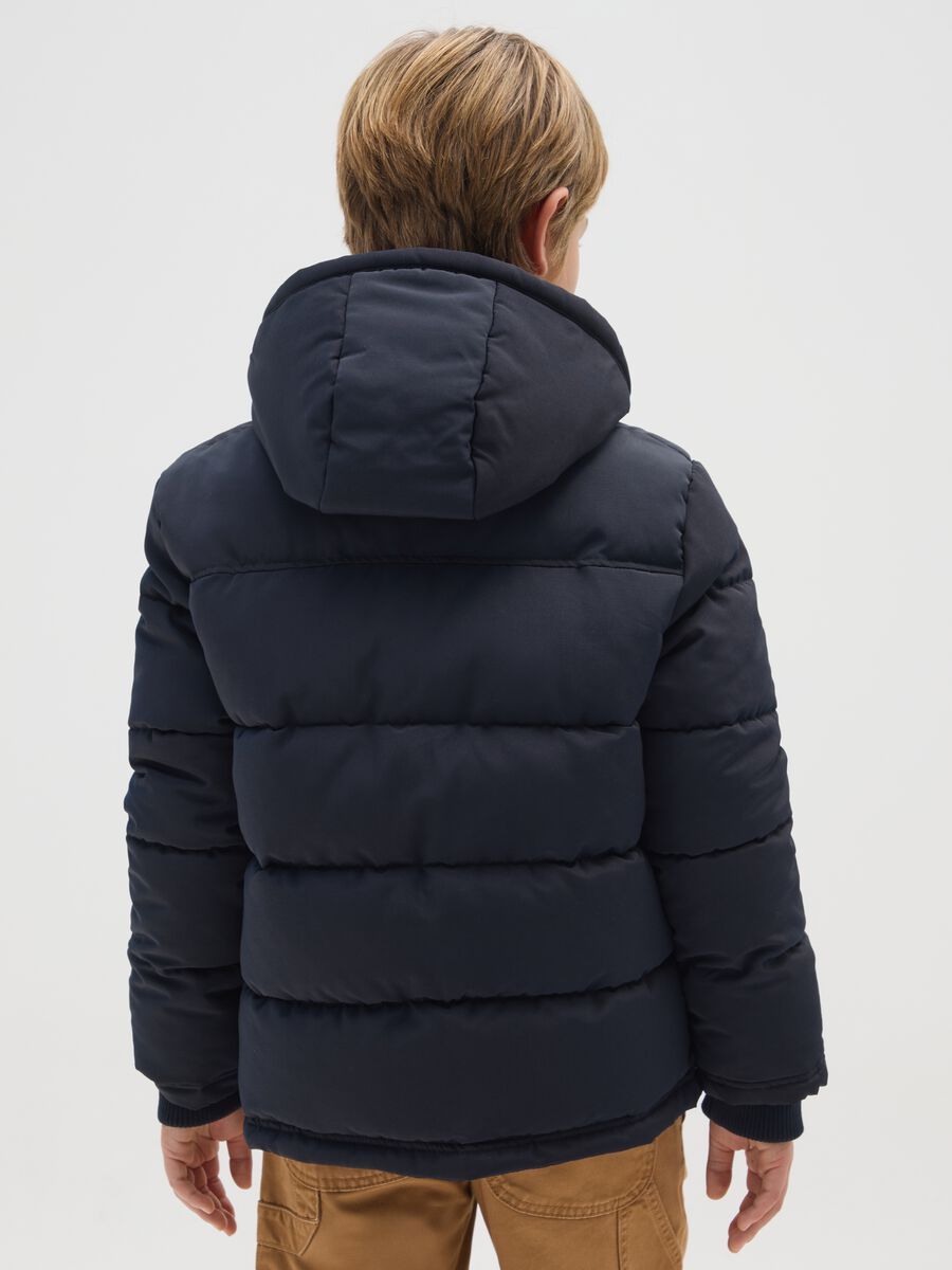 Giacca imbottita blu da ragazzo regular fit con zip e cappuccio_1