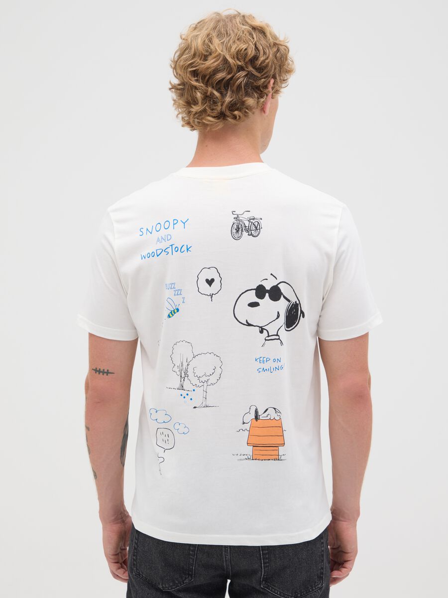 Men's white pure cotton regular fit T-shirt with Snoopy print graphic_3