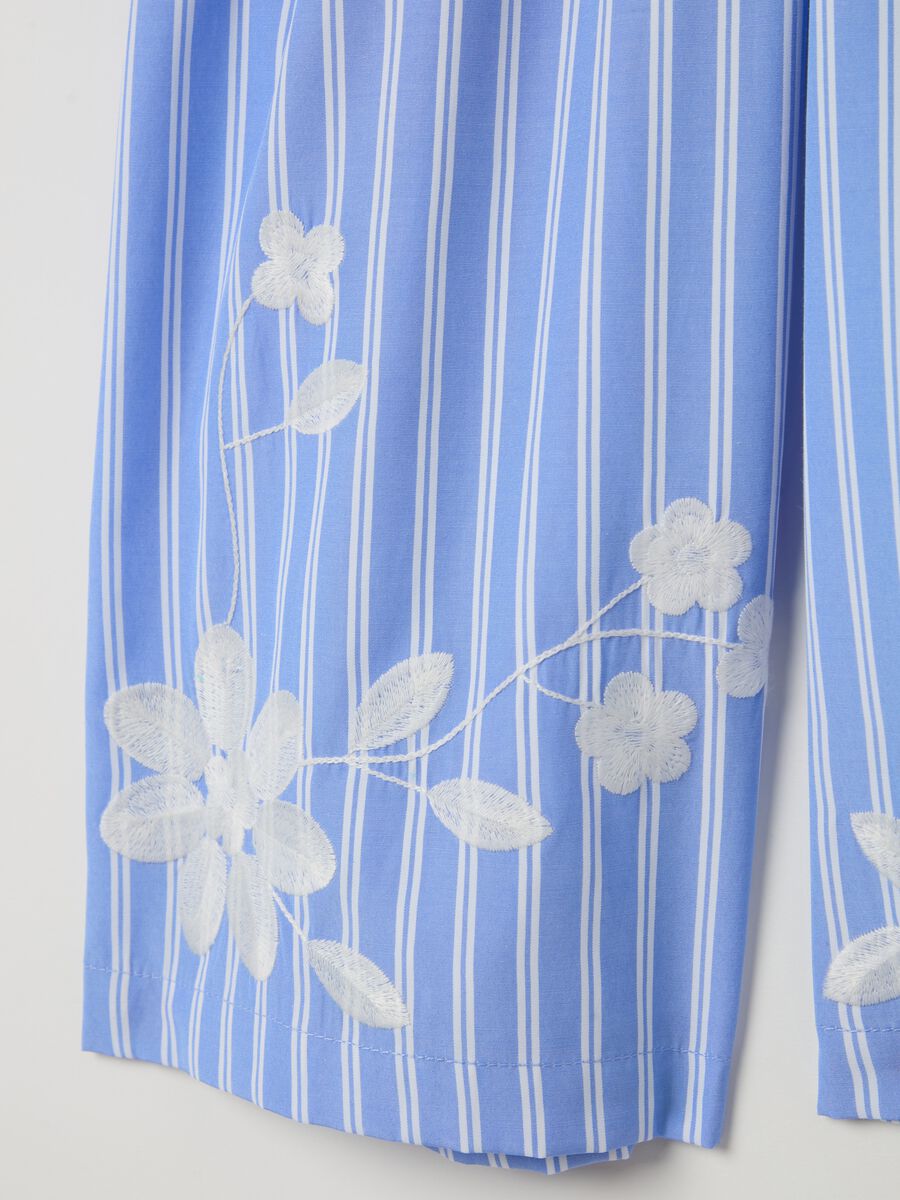 Culotte trousers with white and light blue stripes and flowers_3
