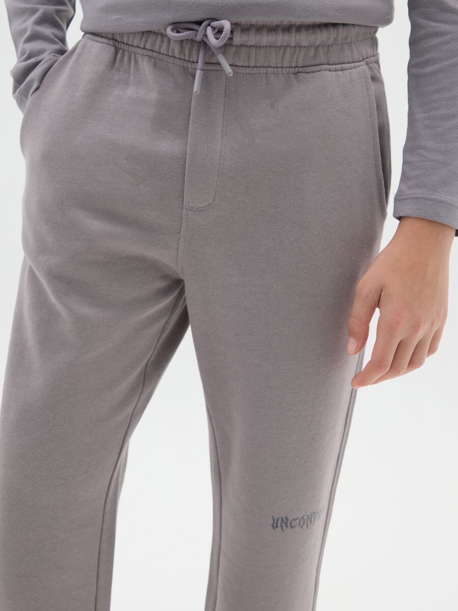 Boys' grey regular fit jogger trousers in pure cotton_2