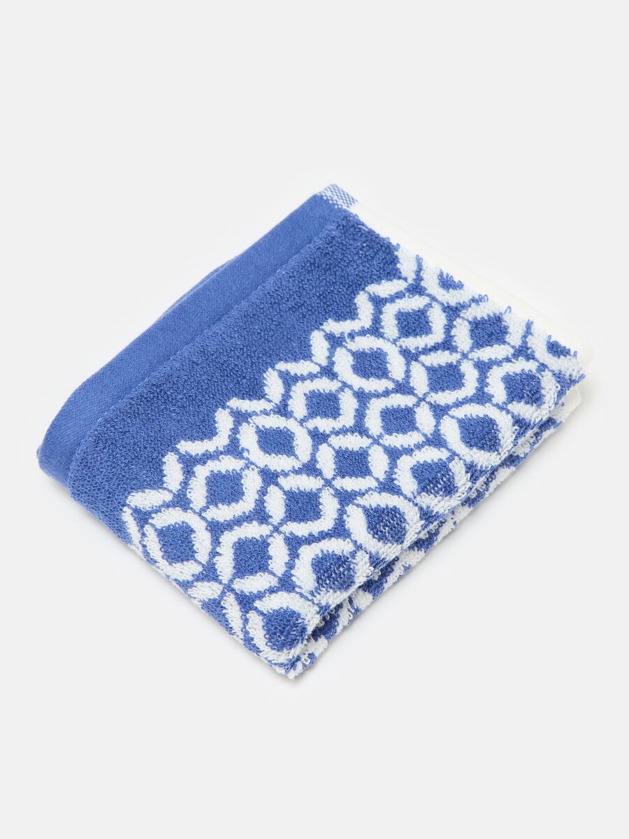 Guest towel with dots pattern_1