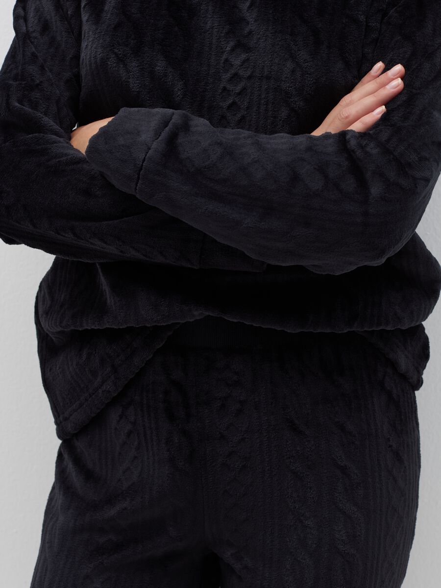Long velour pyjamas with cable-knit motif_3