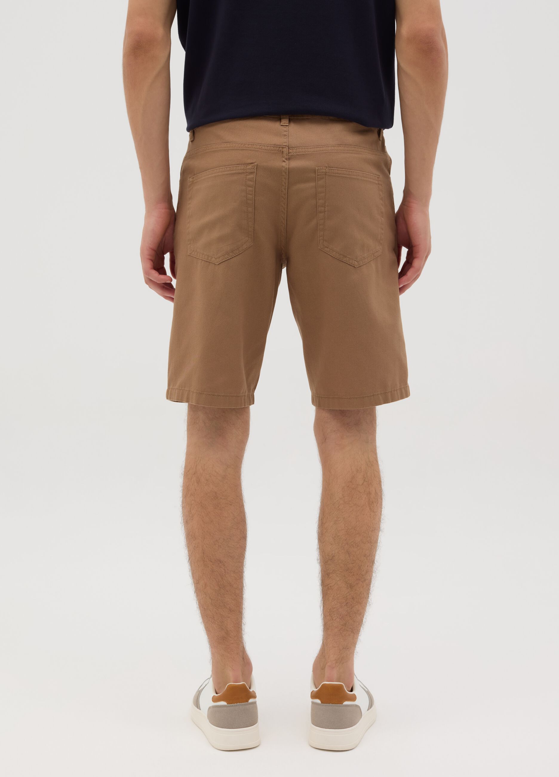 Bermuda da uomo in puro cotone marrone regular fit con tasche