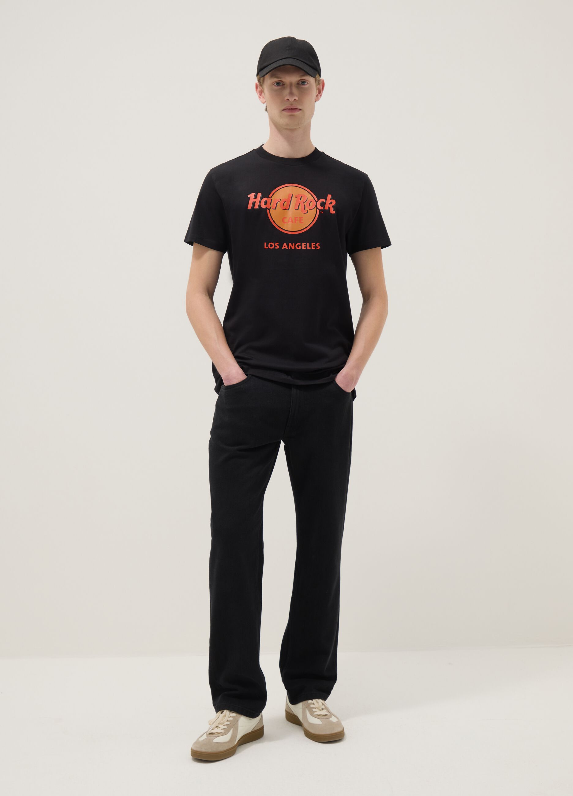 Black pure cotton regular fit t-shirt with Hard Rock Cafe logo