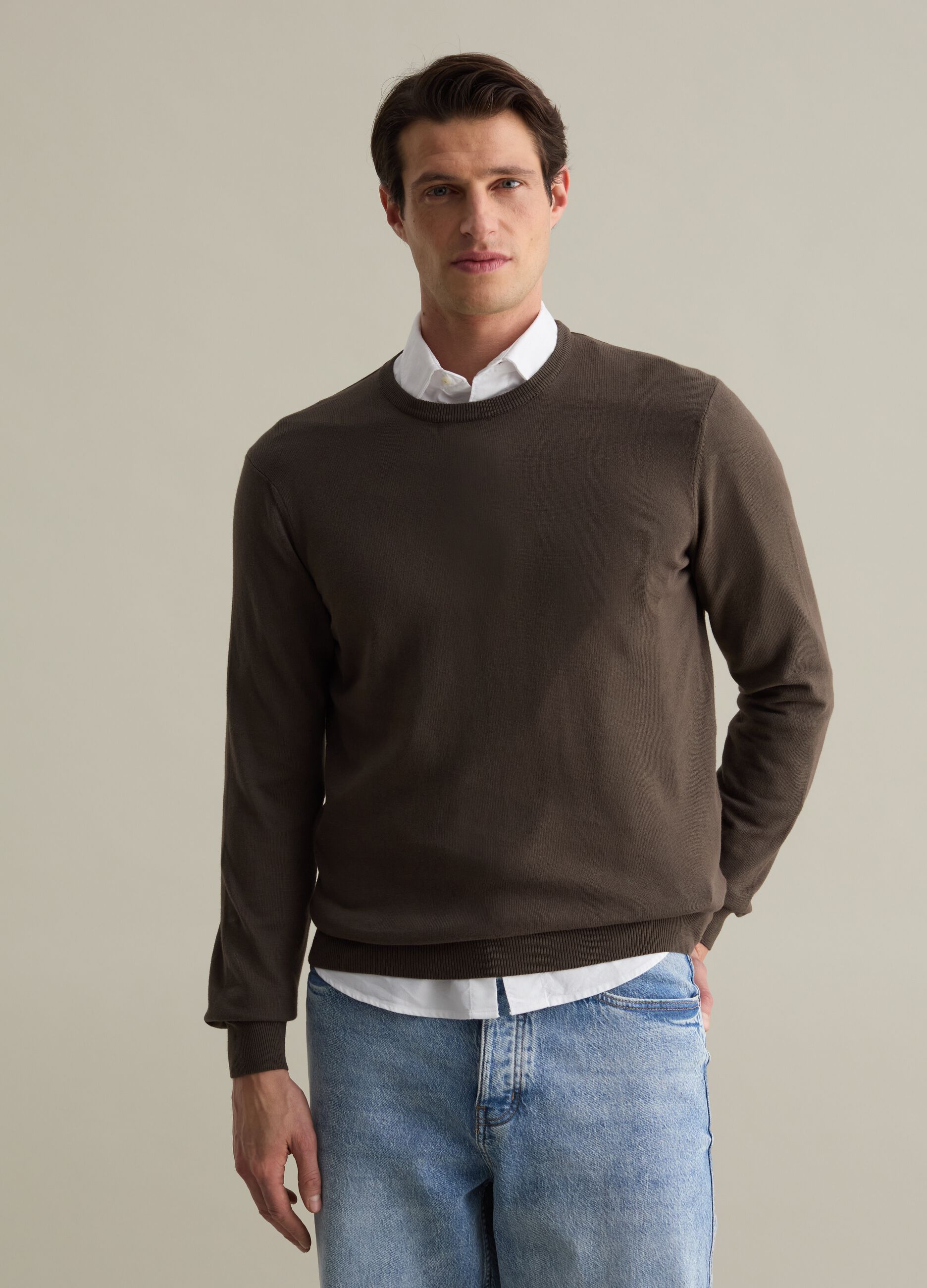 Solid colour pullover with round neck