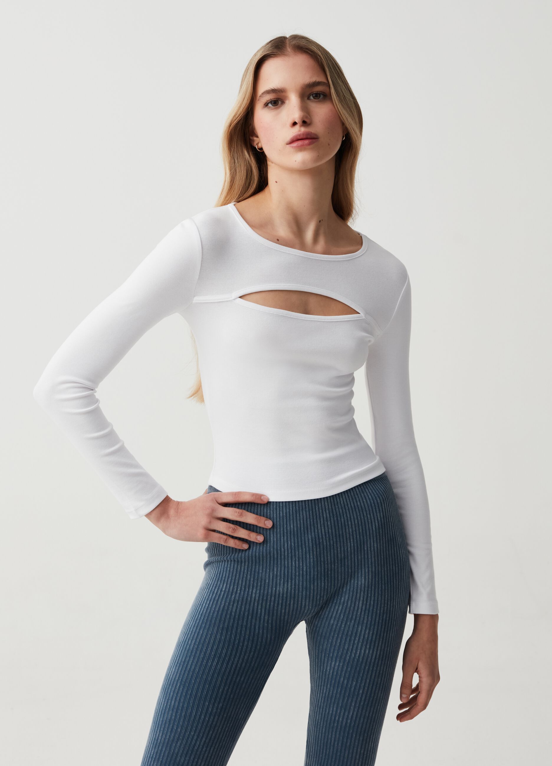 T-shirt with long sleeves and cut-out detail